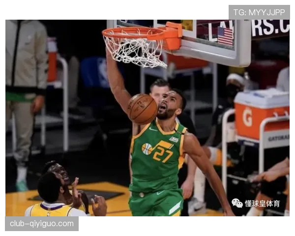 索汉无球跑动制造空位，防守压迫改变对手进攻节奏